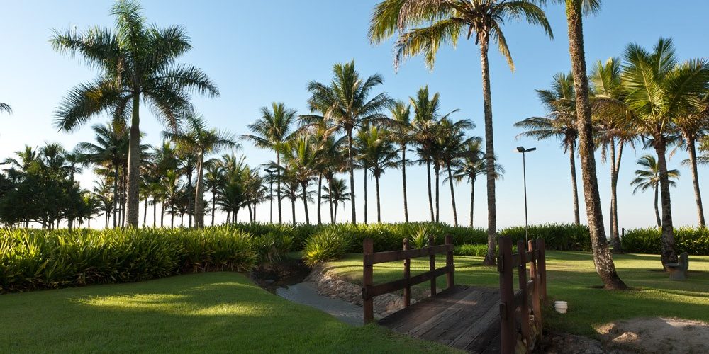 Em frente à praia somente jardins. A Riviera não possui avenida beira mar