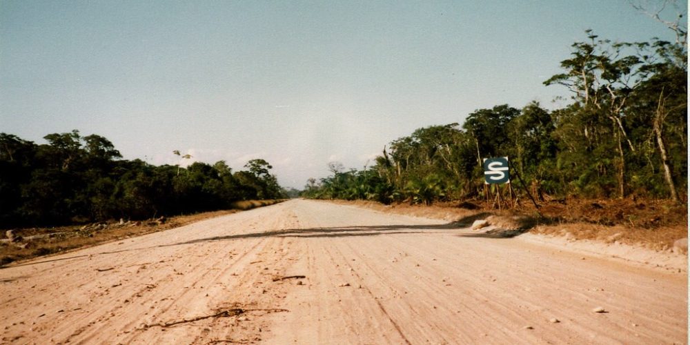 1980 - Pista da futura estrada Rio Santos no trecho da Riviera, destacando-se a primeira placa do logo da Sobloco, 1980 - junto à futura Rodovia Rio Santos, a primeira placa da Sobloco no região sinalizava o espaço que abrigaria a Riviera