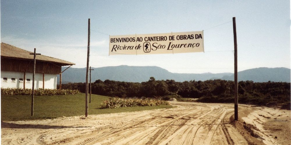 1983 - a faixa dá as boas vindas a quem chega à Riviera pela praia