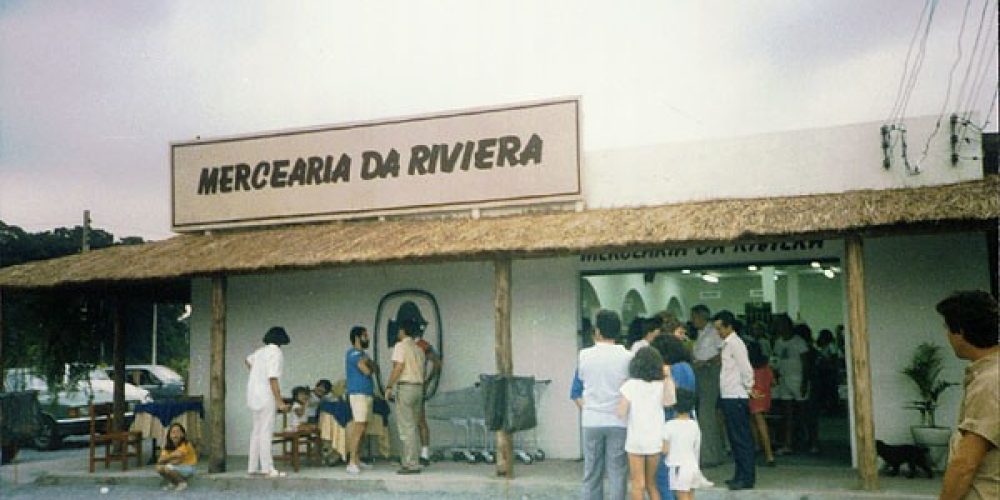 1986 - Inauguração da Mercearia da Riviera no atual Centrinho Comercial na Av. da Riviera, com o intuito de estimular o crescimento do empreendimento e dotá-lo de serviços de apoio, a Sobloco, Praias Paulistas e Cia Fazenda Acaraú promovem a abertura de uma mercearia no Centrinho da Riviera