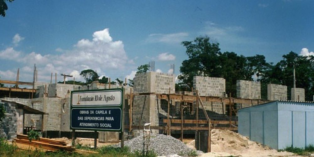 1994 - Construção da Capela Nossa Senhora das Graças no módulo 28 e o salão de atendimento social da Fundação 10 de Agosto