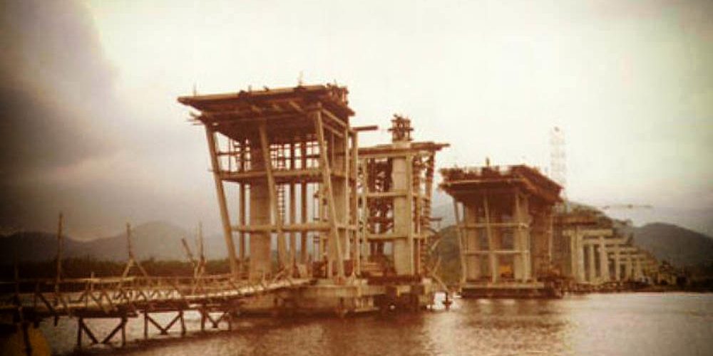 1981 - Pilares de sustentação da ponte sobre o Rio Itapanhaú, na Rodovia Rio Santos