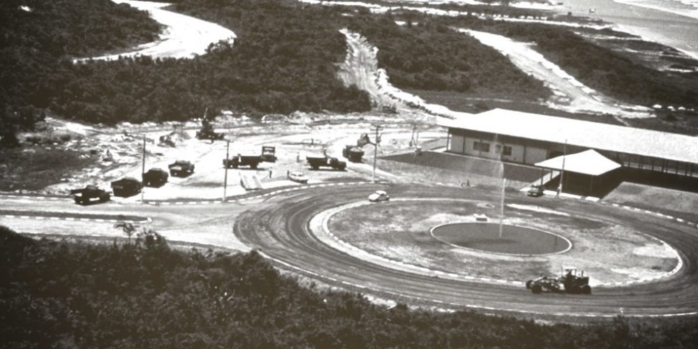 1982 - Vista aérea da Praça dos Coqueiros com a construção do stand de vendas