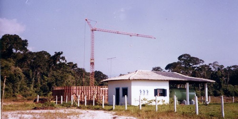 1984 - Execução do primeiro reservatório de água, atrás da ETA