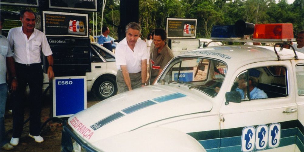 1986 - Inauguração do Posto Esso na Av. Marginal, outra vitória! O governo federal concede o direito de abrir um posto de gasolina na Av. Marginal. O primeiro carro a ser abastecido é o veículo da Associação dos Amigos da Riviera